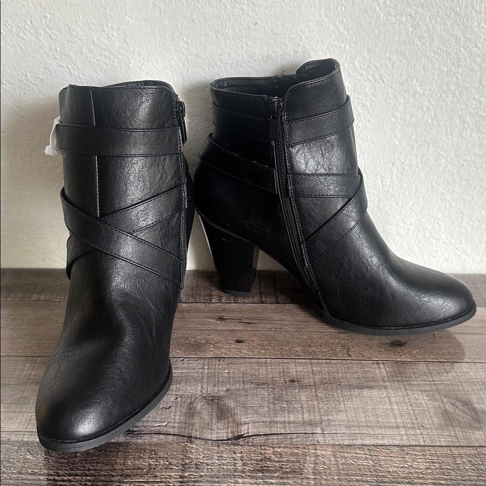 Forever Women’s 3 Buckle Bootie Size: 10